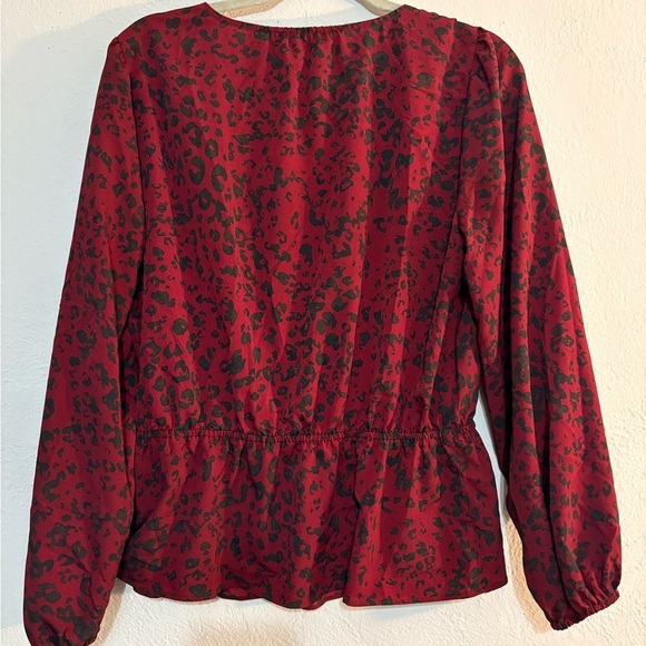 Nine West Women’s Cinched Waist V-Neck Blouse in Deep Red Cheetah Size Medium - Picture 6 of 9